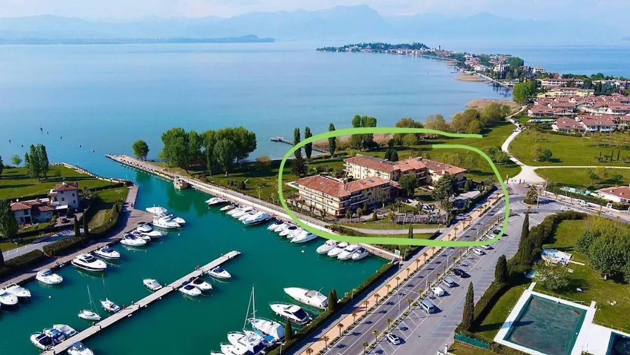 Marilyn Arpa Apartment Sirmione