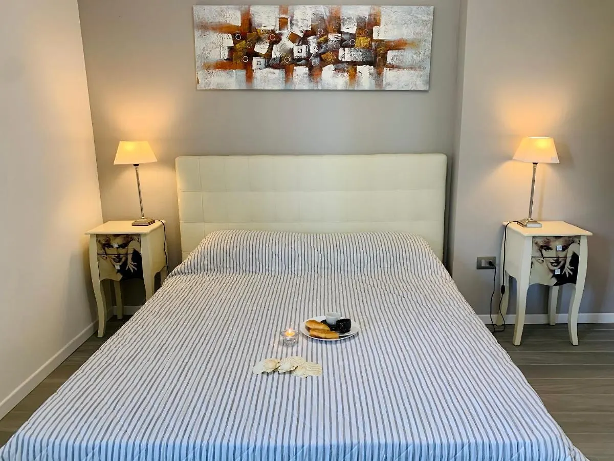 Marilyn Arpa Apartment Sirmione