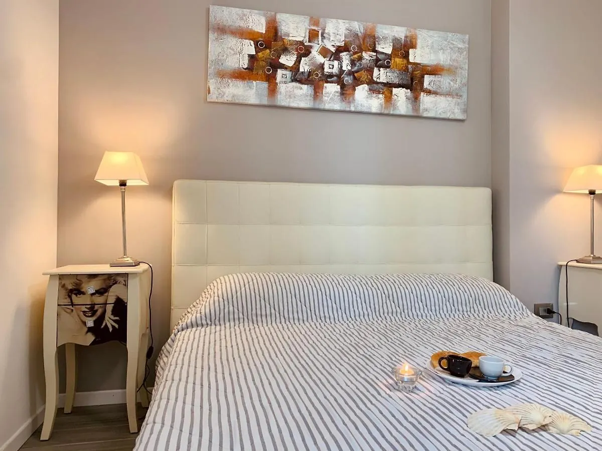 Marilyn Arpa Apartment Sirmione