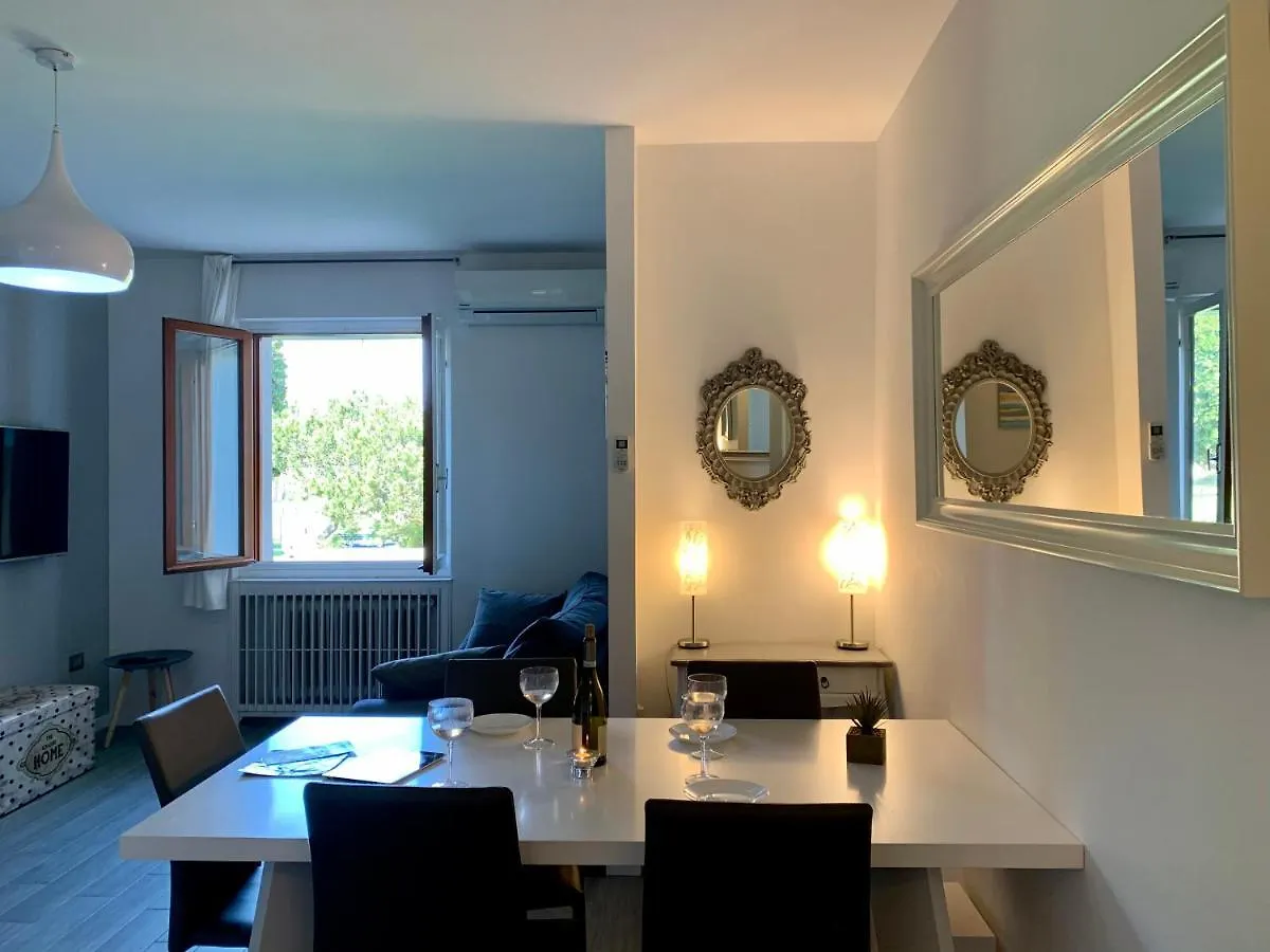 Marilyn Arpa Apartment Сирмионе