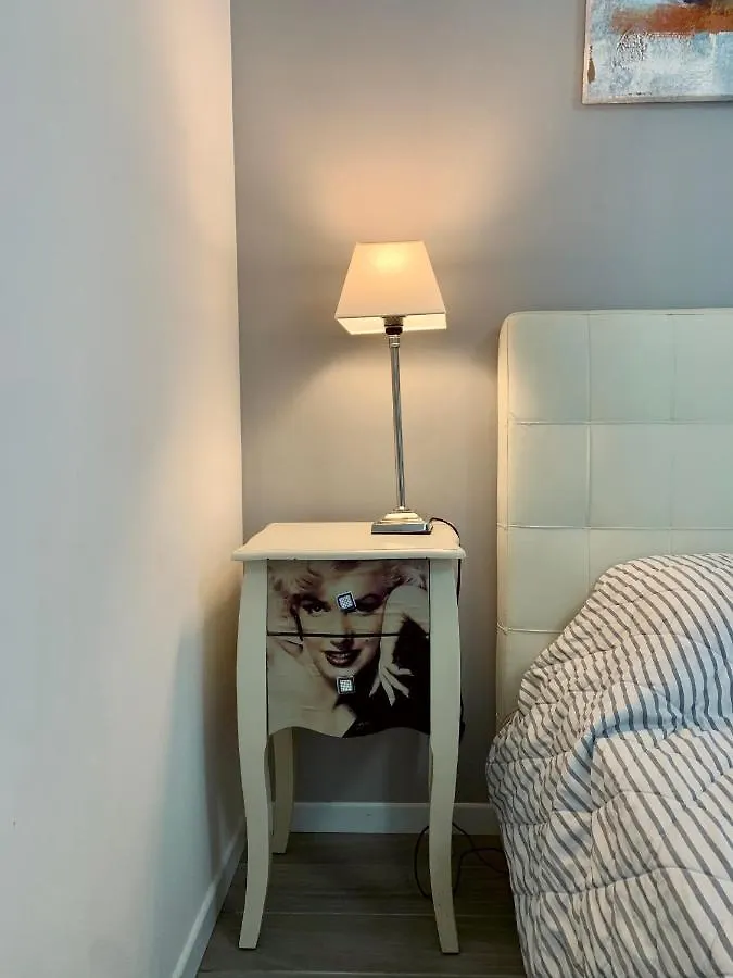 Marilyn Arpa Apartment Сирмионе